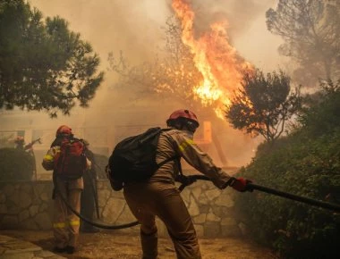 Ξεφεύγει η φωτιά στα Γεράνεια: Αλεποχώρι, Πίσσια, Περαχώρα, Λουτράκι κινδυνεύουν